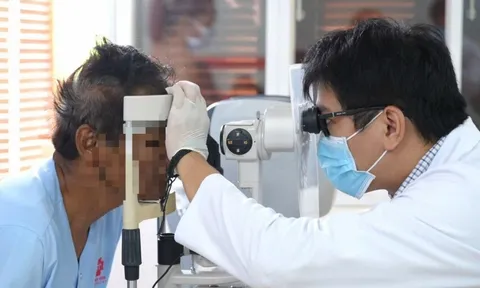 Mảnh vỡ lưỡi cưa máy găm trực diện vào mắt người đàn ông