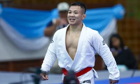 'Quỷ lùn' Đào Hồng Sơn tốt nghiệp đại học