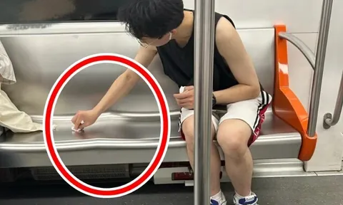 Bức ảnh chụp lén nam sinh trên tàu điện gây bão mạng xã hội, hành khách nhìn chăm chăm hành động trên ghế ngồi