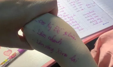 'Phao thi' của mẹ ghi trên tay bé lớp 1