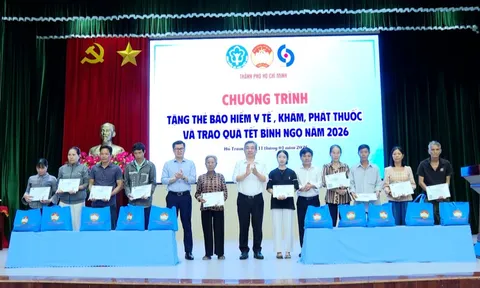 Tặng thẻ BHYT, quà Tết, khám bệnh miễn phí cho 100 hộ dân xã Hồ Tràm