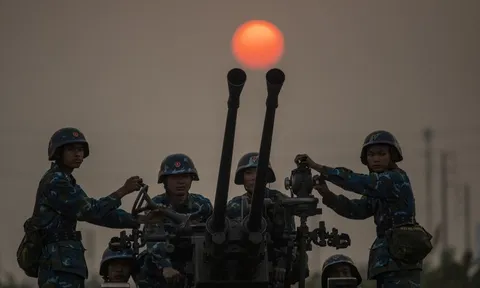 Pháo phòng không luyện tập sẵn sàng chiến đấu, góp phần bảo vệ Đại hội Đảng