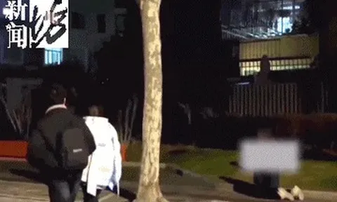 Bé gái bị mẹ bắt quỳ gối di chuyển trong giá rét, dư luận phẫn nộ