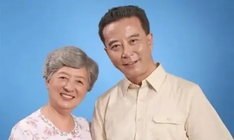 Cặp đôi U90 ly hôn 8 năm rồi tái hôn, lý do khiến nhiều người rơi nước mắt