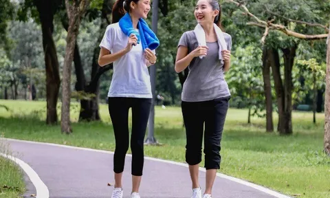 Đi bộ ngoài trời với đi bộ trên máy: Đâu là "chân ái" cho hành trình giảm cân của bạn?