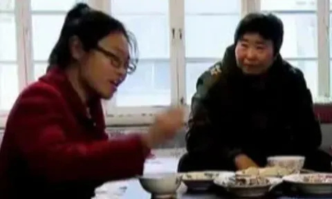 Con gái 33 tuổi tốt nghiệp ĐH cả ngày chỉ ăn ngủ, xem TV, bị đuổi ra khỏi nhà liền đáp 1 câu khiến bố mẹ "chết sững"