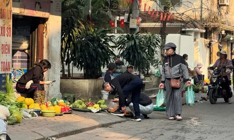 Hà Nội xoá bỏ chợ cóc, tiểu thương lo kế sinh nhai