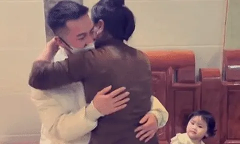 Chàng trai Nghệ An bí mật trở về sau 4 năm làm ăn xa xứ, bà ngoại và mẹ khóc òa