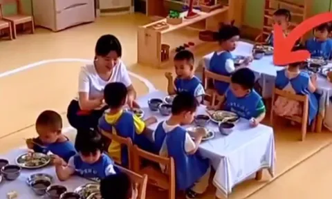 Giờ ăn trưa ở trường con trai mầm non có hành động gây chú ý với cô giáo, mẹ đăng ngay đoạn video lên mạng