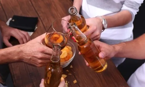 Cuối năm nhậu nhẹt dồn dập, bác sĩ lên tiếng cảnh báo nguy cơ ngộ độc rượu