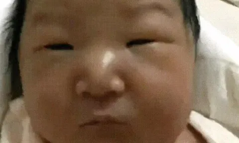 Bé sơ sinh chào đời bị gọi là "vịt con xấu xí", vài năm sau lột xác thành búp bê Hoa khôi bao chàng mê