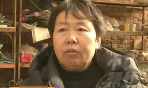 Đổi sổ hộ khẩu, người phụ nữ phát hiện sự thật đau lòng về cuộc hôn nhân 35 năm