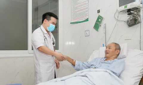 Cấp cứu thành công bệnh nhân đột ngột ngã gục khi chơi tennis