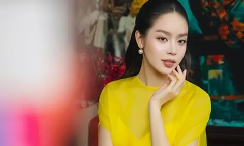 Hoa hậu Thanh Thủy diện váy vàng, đỏ rực rỡ đón xuân