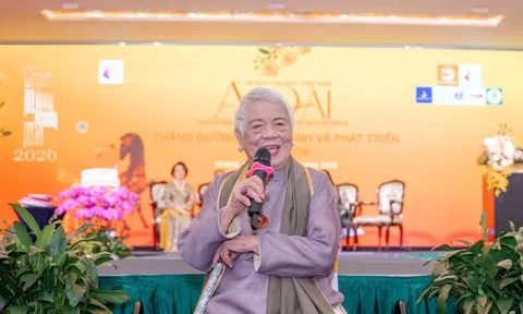 Đạo diễn U100 Xuân Phượng kể chuyện áo dài trên đất Mỹ