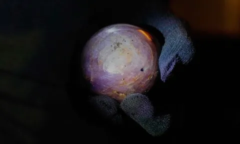 Viên sapphire sao tím quý hiếm lớn chưa từng thấy