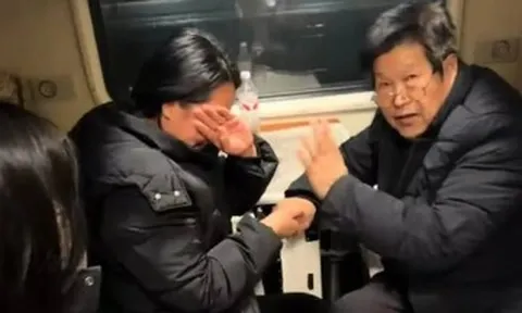 Sau hơn 20 năm, câu nói của thầy giáo cũ trên chuyến tàu khiến học trò bật khóc