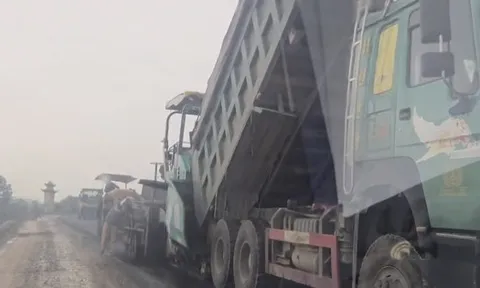 Thảm nhựa gặp trời mưa, nhà thầu ở Huế phải tăng thời hạn bảo hành