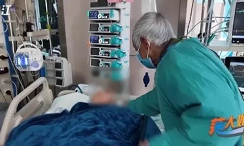 Cụ ông 81 tuổi đi 12 tiếng mỗi ngày chỉ để nắm tay vợ 30 phút