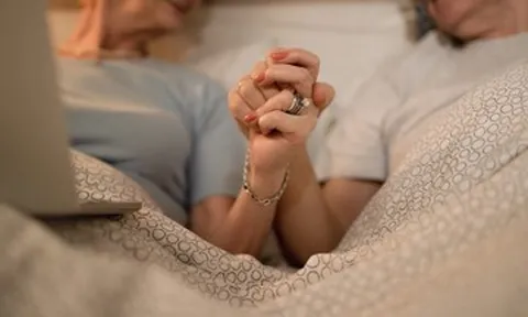 Chồng ngoại tình vì 'lệch pha' chuyện chăn gối, vợ U60 tìm cách cứu vãn hôn nhân