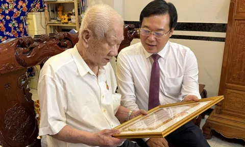 Lãnh đạo TPHCM trao huy hiệu 80 năm tuổi Đảng tại phường Thới An