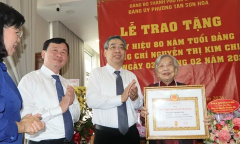 Cụ bà 97 tuổi nhận Huy hiệu 80 năm tuổi Đảng