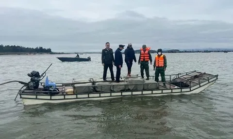 Dùng bè mảng chở 800 kg nầm lợn từ Trung Quốc về Móng Cái