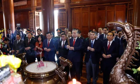 Tổng Bí thư Tô Lâm dâng hương tưởng niệm Chủ tịch Hồ Chí Minh tại Nghệ An