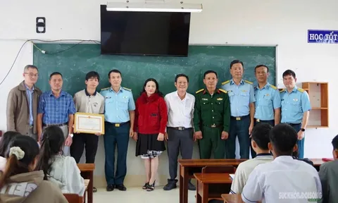 Khen thưởng học sinh lớp 11 vì hành động cứu nạn phi công