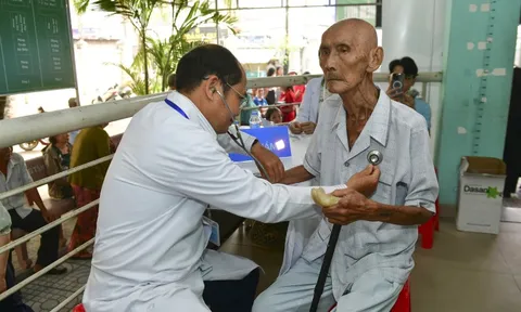 Gần 1.200 người cao tuổi ở TPHCM được tiêm vắc-xin ngừa cúm miễn phí