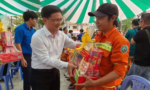 Lãnh đạo TPHCM tặng quà Tết cho người lao động khó khăn ở phường An Đông