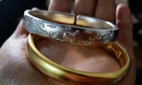 2 cháu đầy tháng, mẹ chồng tặng con tôi chiếc vòng bạc, con của chị dâu vòng vàng, 3 ngày sau một bất ngờ đến