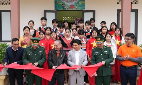 Bật Tết vùng biên: FPT Shop mang công nghệ đến gần hơn với học sinh Mường Lạn