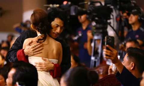 Liên Bỉnh Phát ôm chầm Ngọc Kayla khi thắng Giải Mai Vàng 2025