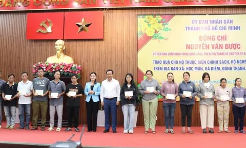 Chủ tịch UBND TPHCM tặng quà tết cho người dân 4 xã Hóc Môn, Bà Điểm, Đông Thạnh, Xuân Thới Sơn