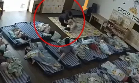 Camera trường mẫu giáo Việt ghi lại cảnh người lạ tiếp cận con gái giờ ngủ trưa, hành động tiếp theo khiến mẹ sững sờ