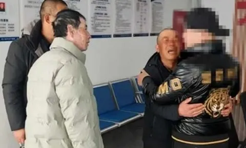 Anh trai mang tấm ảnh ố vàng, vượt 900km tìm em mất tích hơn 20 năm