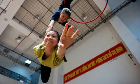 Cảnh trái ngược trong 'lò luyện' của học viên trường Xiếc