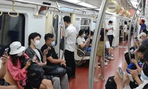 Câu chuyện trên tàu điện ngầm khiến tôi nhận ra khoảng cách giáo dục giữa các gia đình