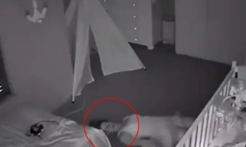 Video hút 20 triệu lượt xem ghi lại cảnh mẹ bỉm có hành động lạ trong phòng con, nằm bất động dưới đất cười