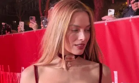 Nữ diễn viên sexy nghẹt thở, đeo trang sức xa xỉ gần 600 tỷ đồng là ai?