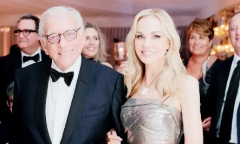 Phong cách thời trang của mẹ vợ Brooklyn Beckham: Thanh lịch, trẻ trung, chuẩn quý bà thượng lưu