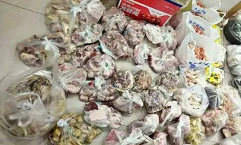 Không về quê ăn Tết, người phụ nữ U60 được mẹ 'tiếp tế' 7 thùng quà