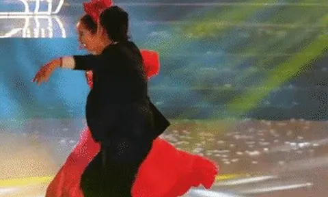 Khánh Thi khiêu vũ nóng bỏng bên Chí Anh trong tiệc cuối năm