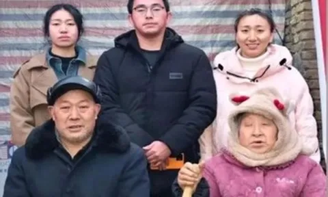 Người mẹ khóc mù một bên mắt, hạnh phúc gặp lại con sau 34 năm