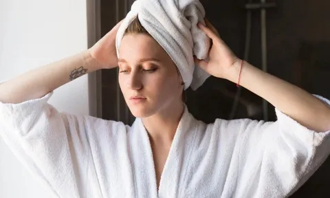 3 thói quen khi gội đầu khiến tóc nhanh bết dầu