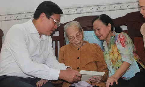 Phó Bí thư Thường trực Thành ủy TPHCM thăm Mẹ Việt Nam Anh hùng và trẻ em khó khăn