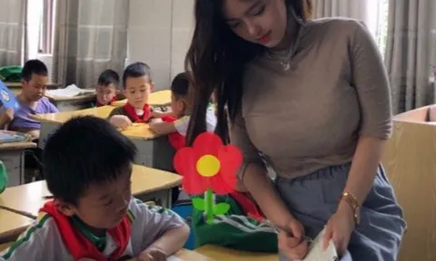 Giữa đêm bố nhắn tin cho cô giáo hỏi "Em ngủ chưa?", câu trả lời của cô khiến ông mất bình tĩnh