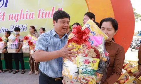 Trao 750 phần quà cho người nghèo, công nhân xa quê, trẻ em vượt khó học tốt