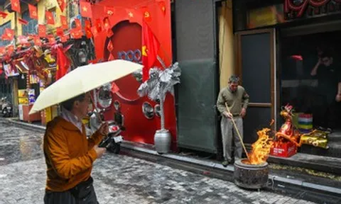 Người Hà Nội cúng ông Công ông Táo sớm, khách Tây tò mò xem cảnh lạ trên vỉa hè